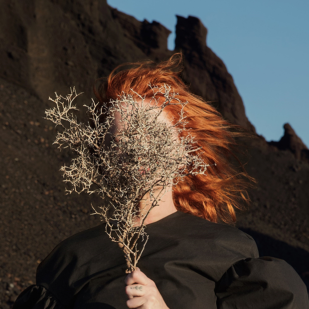 Goldfrapp dan una vuelta de tuerca al lesbian chic en ‘Anymore’