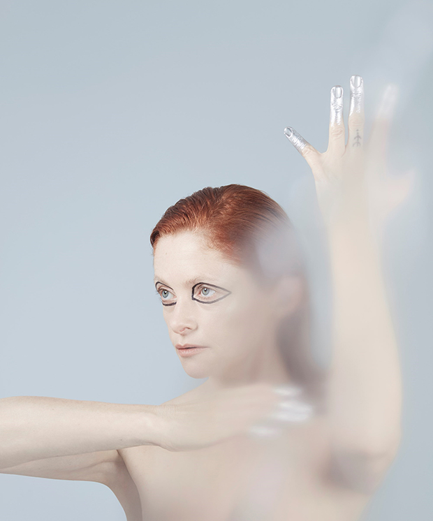 Goldfrapp dan una vuelta de tuerca al lesbian chic en ‘Anymore’