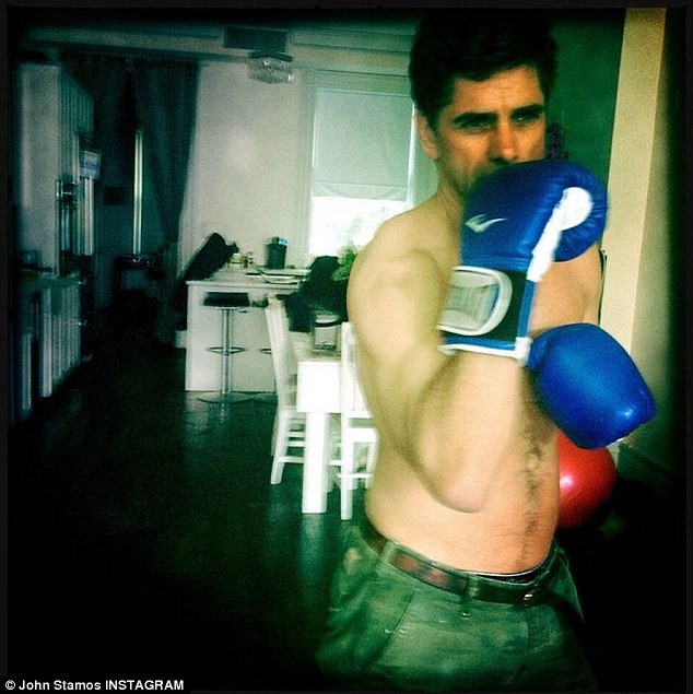 John Stamos se desnuda para una revista