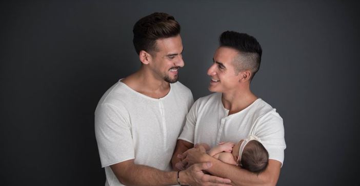 Modern Family: esta pareja de lesbianas es madre gracias a amigos gays