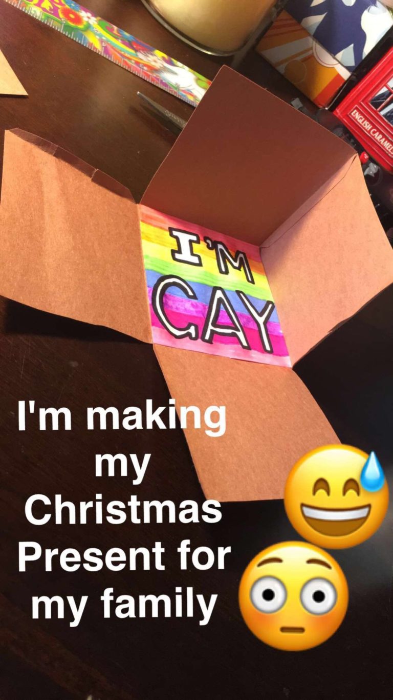 Sale del armario con un regalo de Navidad para su familia