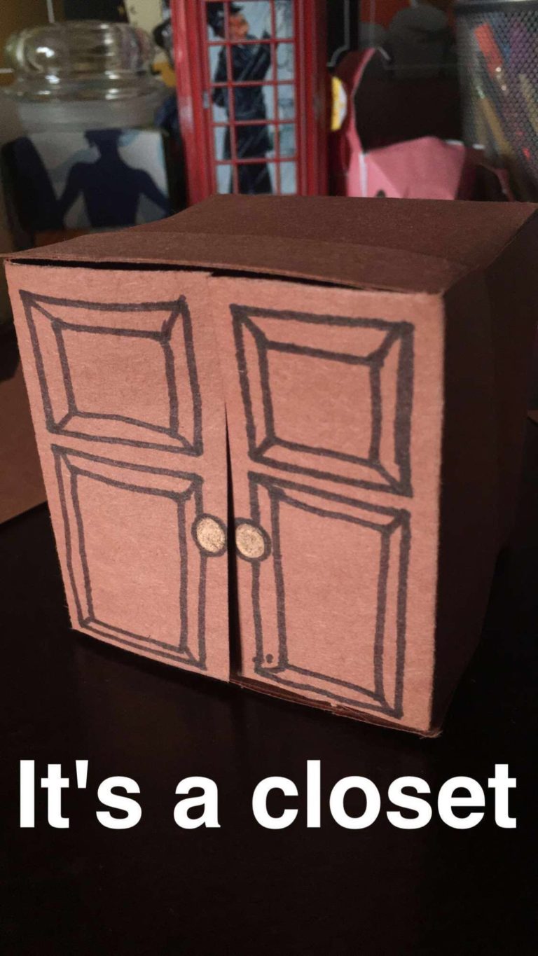 Sale del armario con un regalo de Navidad para su familia