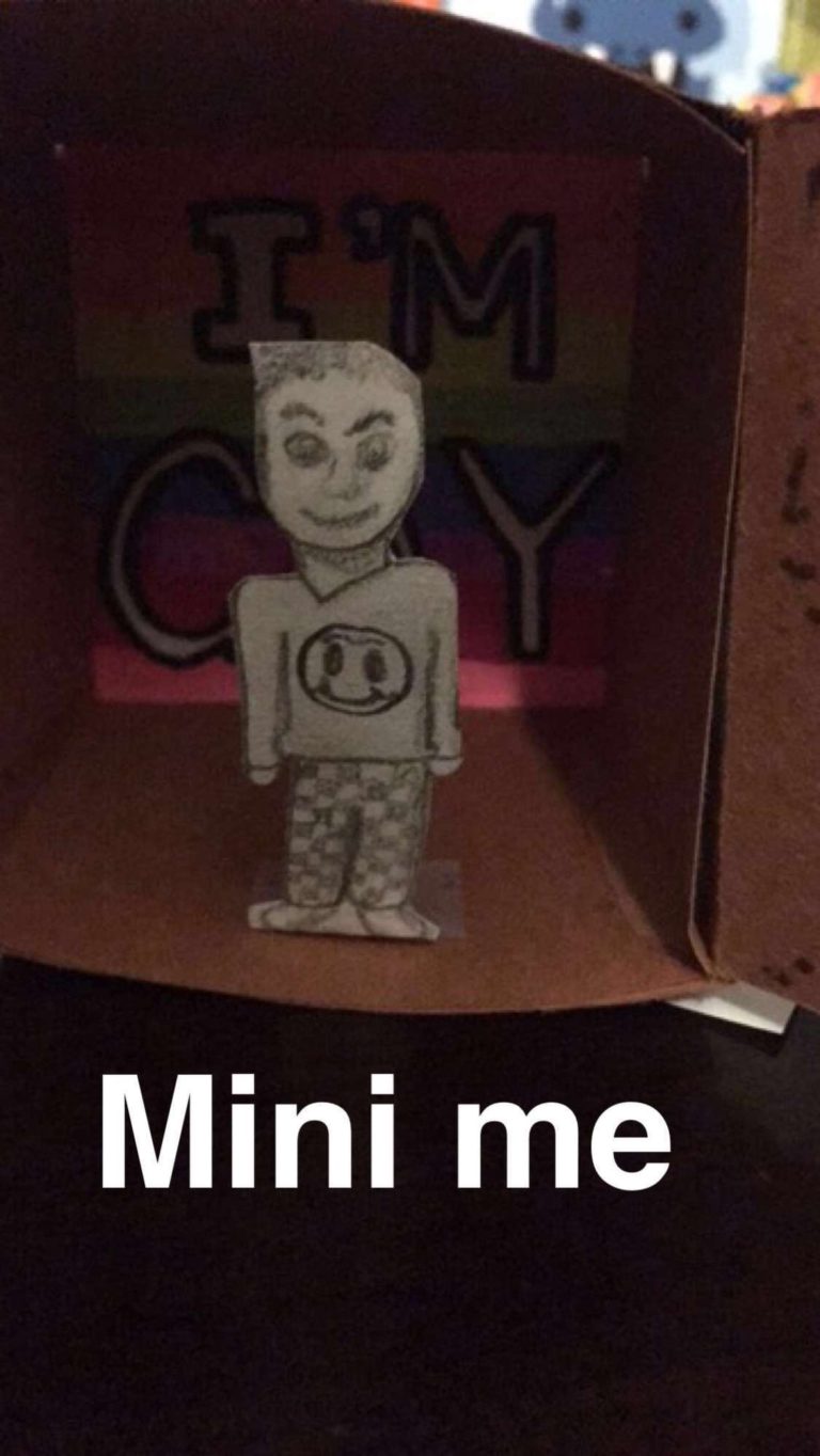 Sale del armario con un regalo de Navidad para su familia